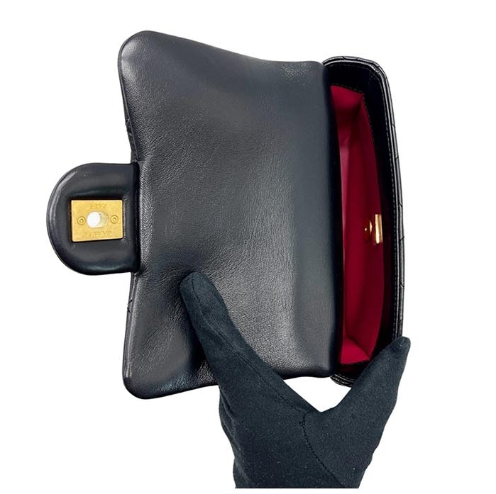 Chanel 经典迷你黑色小羊皮珐琅徽标女士翻盖单肩包 AS3113