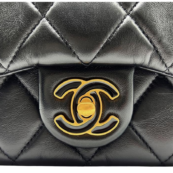 Chanel 经典迷你黑色小羊皮珐琅徽标女士翻盖单肩包 AS3113