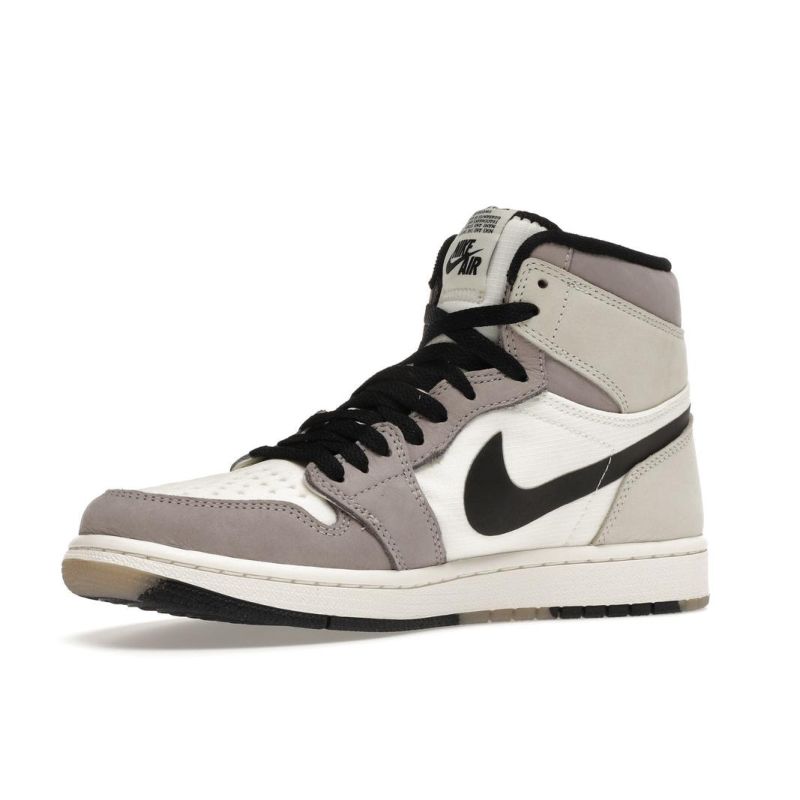 Jordan Air Jordan 1 Retro High Og Heritage 2022 Light Bone Leather Air Sole Baskets décontractées pour hommes DB2889-100